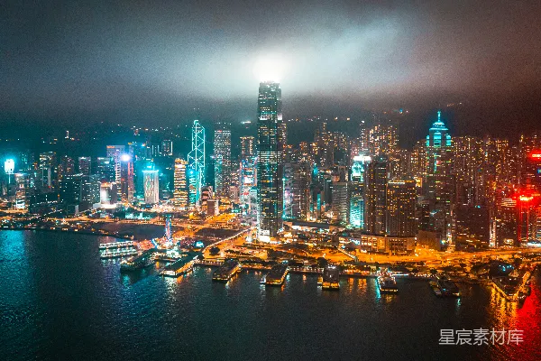 高清摄影 迷雾中的霓虹城市