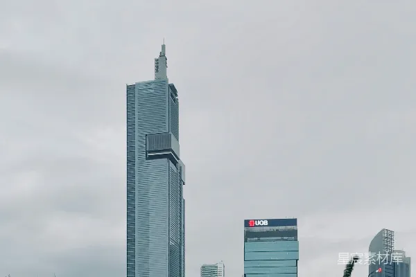 高清摄影 城市之光：现代建筑与历史雕像的融合