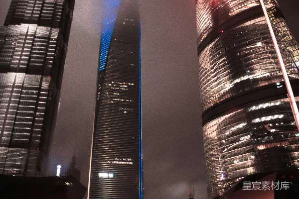 高清摄影 雾中璀璨的城市天际线