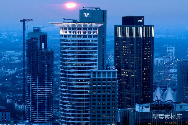 高清摄影 城市夜景中的满月与摩天大楼