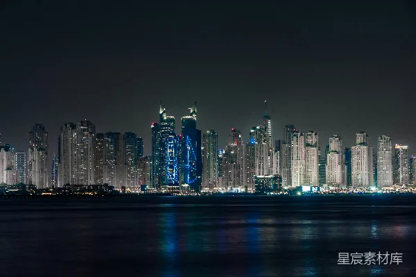 高清摄影 迪拜夜景：摩天大楼与海面的交响