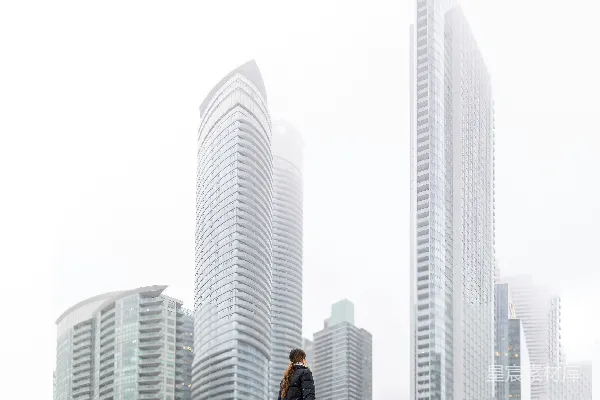 高清摄影 雾中高楼与摄影师