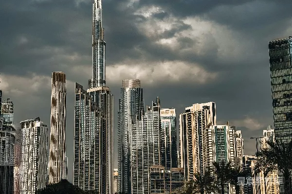 高清摄影 迪拜天际线下的空旷街道