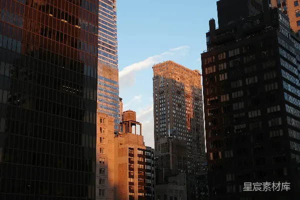 高清摄影 城市的剪影：夕阳下的摩天大楼