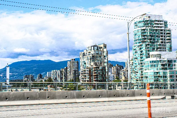 高清摄影 城市天际线与山脉