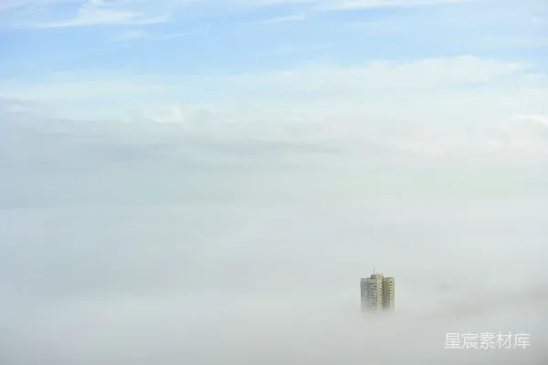 高清摄影 云雾缭绕中的高楼