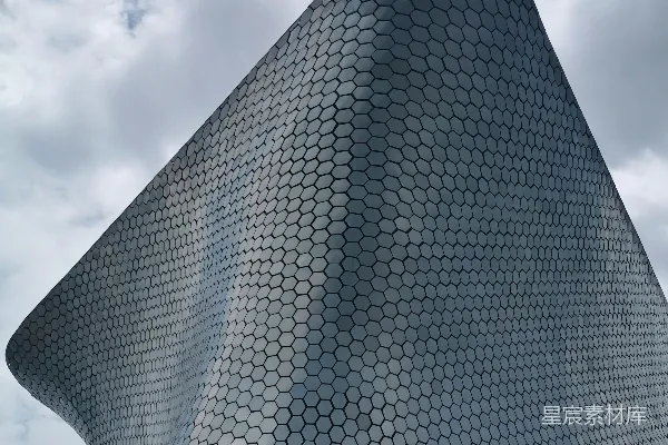高清摄影 现代建筑与云层的和谐共生