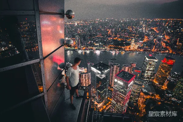 高清摄影 城市夜景中的孤独身影