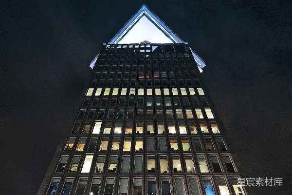 高清摄影 夜晚的金字塔形高楼