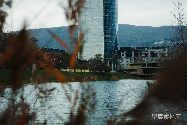 高清摄影 湖畔高楼的现代风景