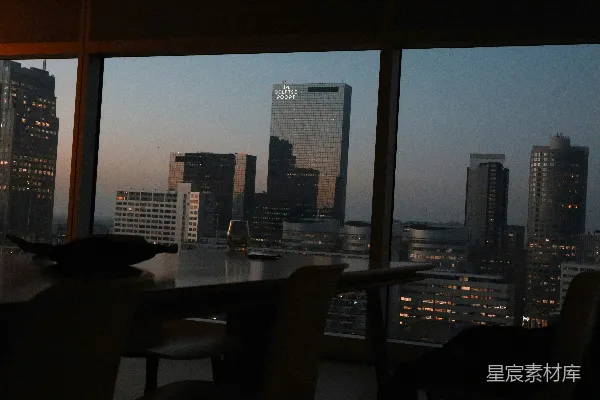 高清摄影 城市的剪影：黄昏时分的办公室视角
