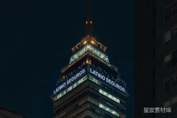 高清摄影 拉丁美洲证券公司标志的摩天大楼夜间景象