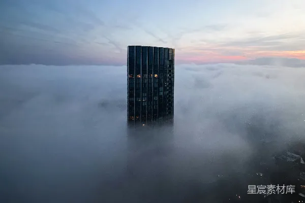 高清摄影 云端高楼：雾中城市