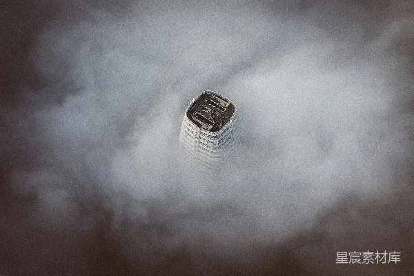 高清摄影 云雾缭绕的摩天大楼