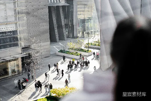 高清摄影 现代建筑与人群的和谐共生