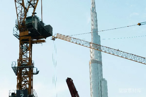 高清摄影 迪拜地标建筑与施工起重机