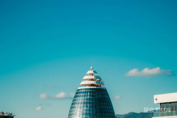 高清摄影 现代玻璃圆顶建筑与蓝天