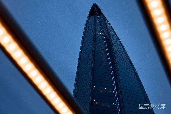 高清摄影 摩天大楼夜景：灯光与建筑的和谐