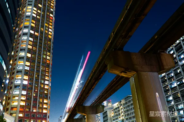 高清摄影 都市夜景下的未来列车
