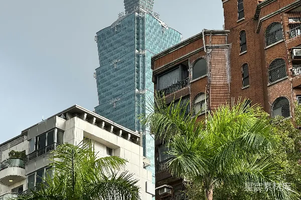 高清摄影 台北101大厦与传统建筑的对比