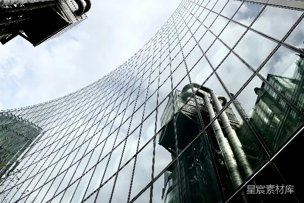 高清摄影 现代玻璃幕墙建筑的倒影与天空