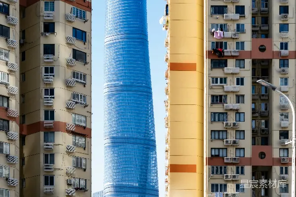 高清摄影 摩天大楼与老式建筑的现代与传统对峙