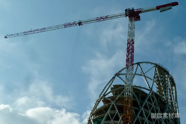 高清摄影 高耸的塔吊与正在建设的建筑