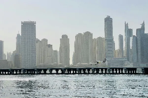 高清摄影 迪拜海滨的摩天大楼与飞机