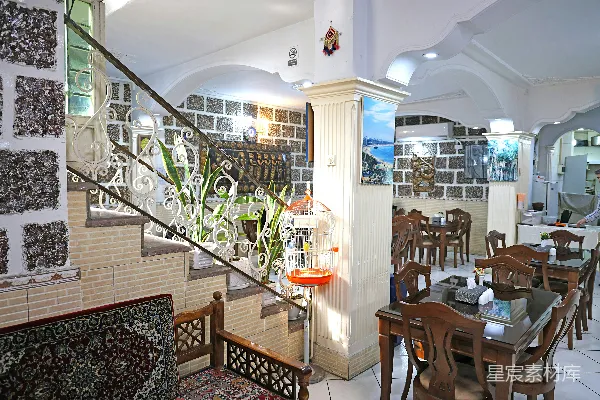 高清摄影 复古餐厅楼梯与餐桌