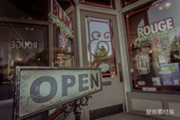高清摄影 复古风格的店铺门前的“OPEN”标志