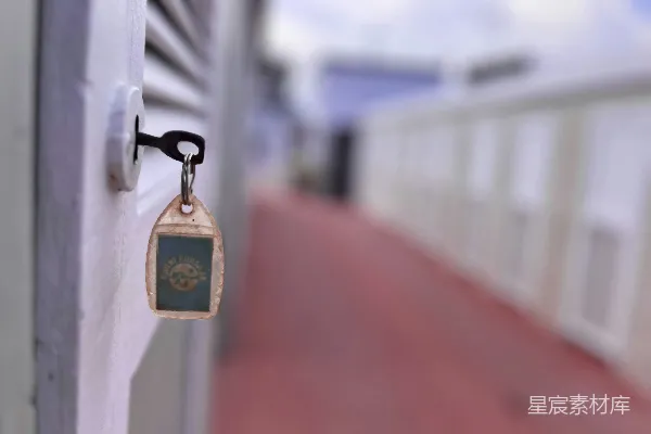 高清摄影 钥匙与旧门的静谧角落