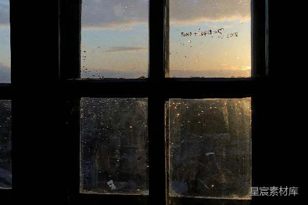 高清摄影 雨后的黄昏：窗户上的文字与天空的倒影