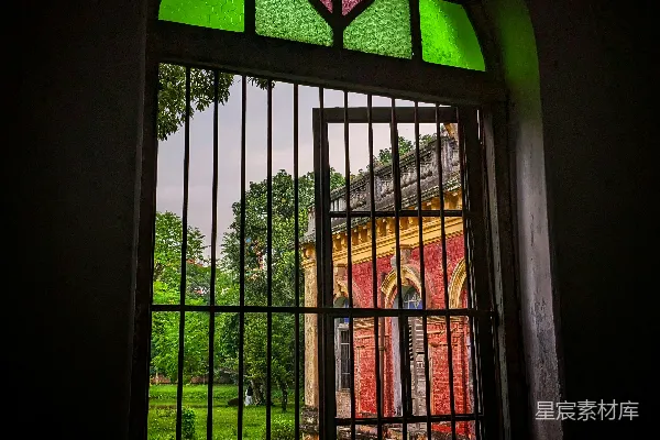 高清摄影 透过铁窗看历史建筑