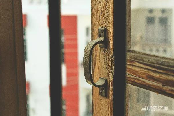 高清摄影 复古木质窗户把手
