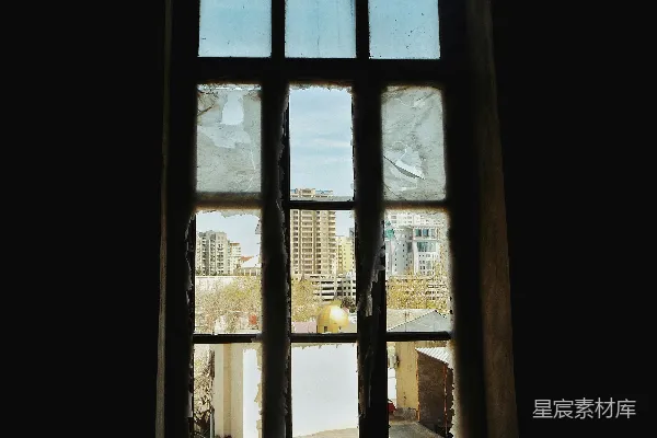 高清摄影 透过破旧窗户看城市