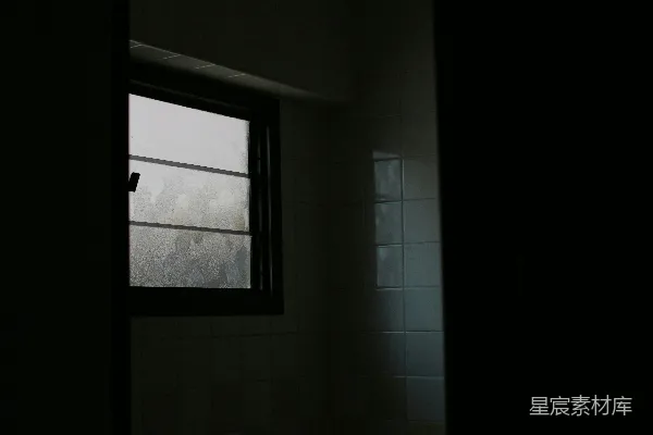 高清摄影 阴暗浴室的窗户