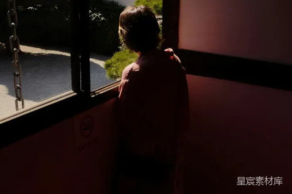 高清摄影 窗前的静谧时光