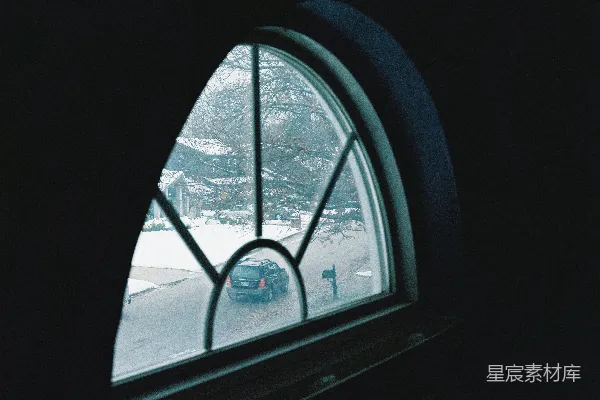 高清摄影 透过拱形窗户看雪景