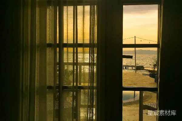 高清摄影 夕阳透过窗帘的海景