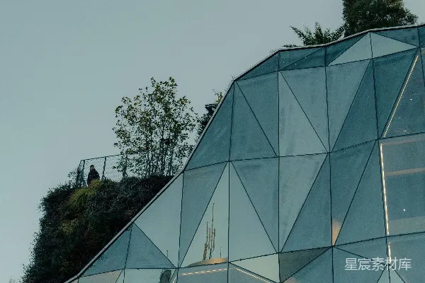 高清摄影 未来感建筑与绿色植物
