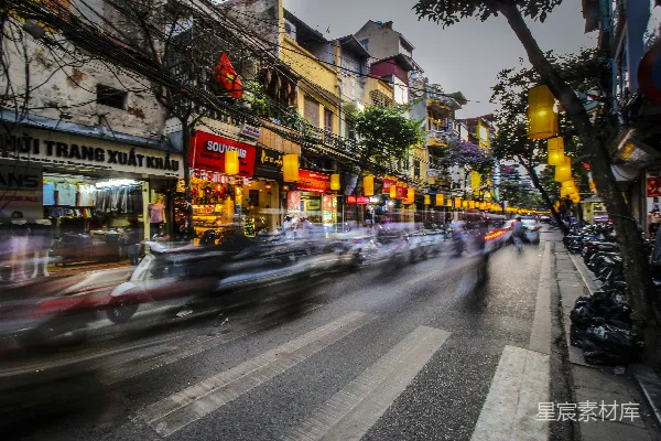 高清摄影 越南街景：摩托车的流动与静谧的街道