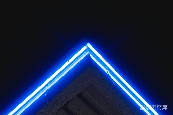 高清摄影 夜空中蓝色霓虹的三角形建筑