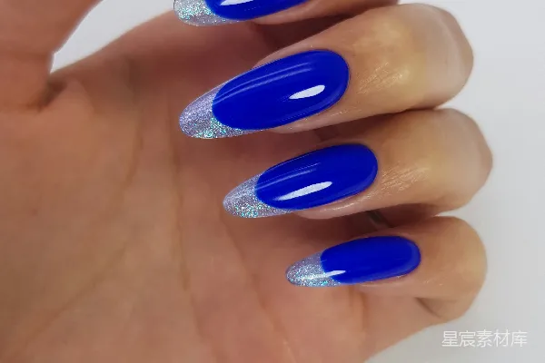 高清摄影 皇家蓝渐变亮片美甲
