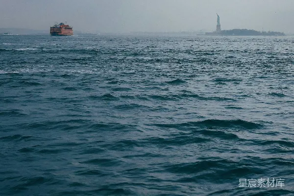 高清摄影 自由女神像与渡轮的宁静海景