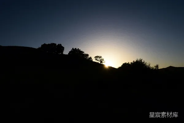 高清摄影 夕阳西下，山影剪影