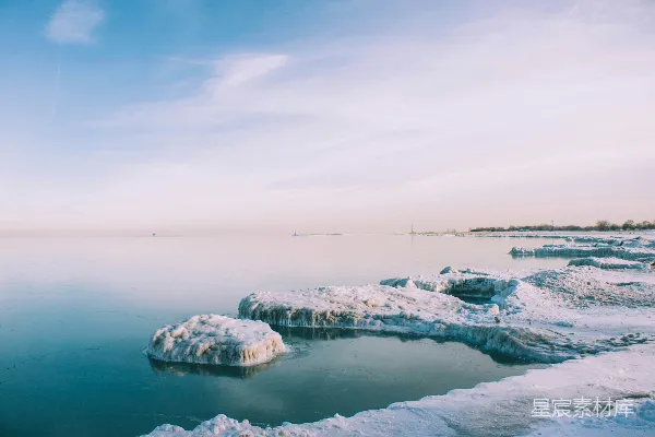 高清摄影 冬日湖畔的冰凌美景