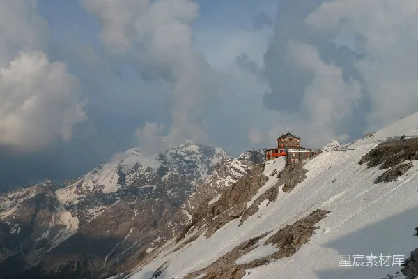 高清摄影 山峰上的避难所