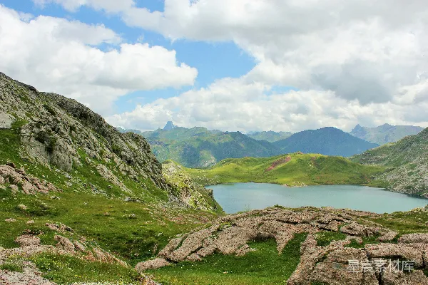 高清摄影 高山湖泊与绿野