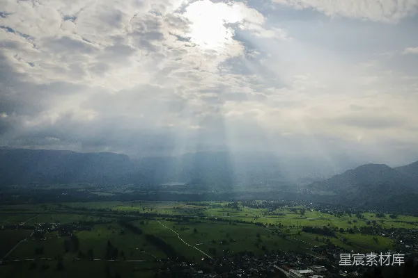 高清摄影 阳光穿透云层的山谷