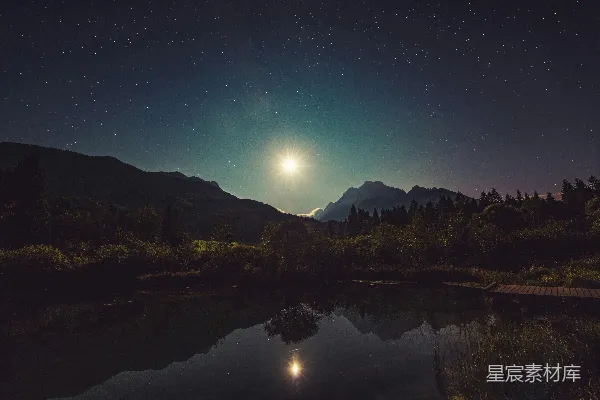 高清摄影 夜空下的静谧湖景